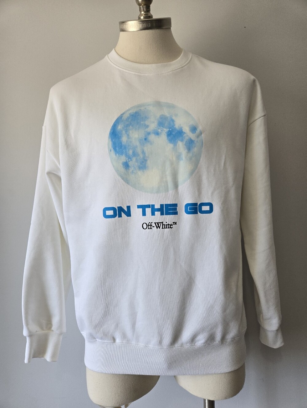 Off-White White Crewneck Onthego Blue Moon Sweatshirt. Size Medium